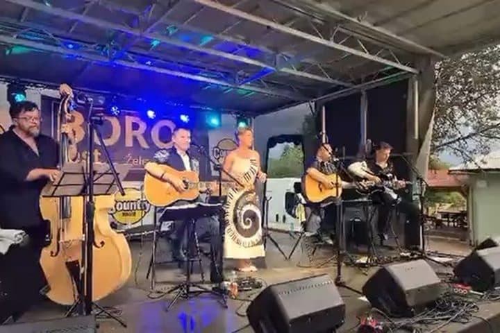 Kapela na pódiu BOROfestu, modré nasvícení