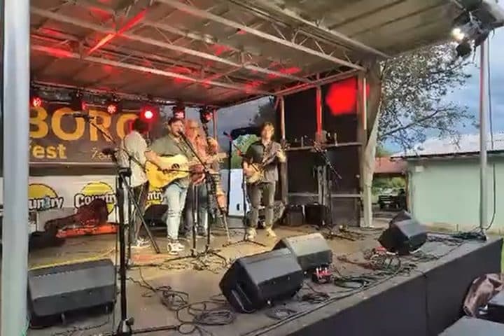 Kapela na pódiu BOROfestu, červené nasvícení