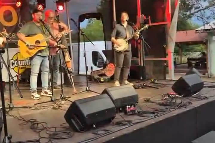 Kapela s banjem na pódiu BOROfestu
