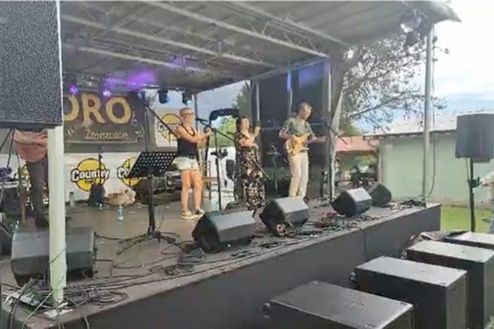 Pětičlenná kapela na pódiu BOROfestu