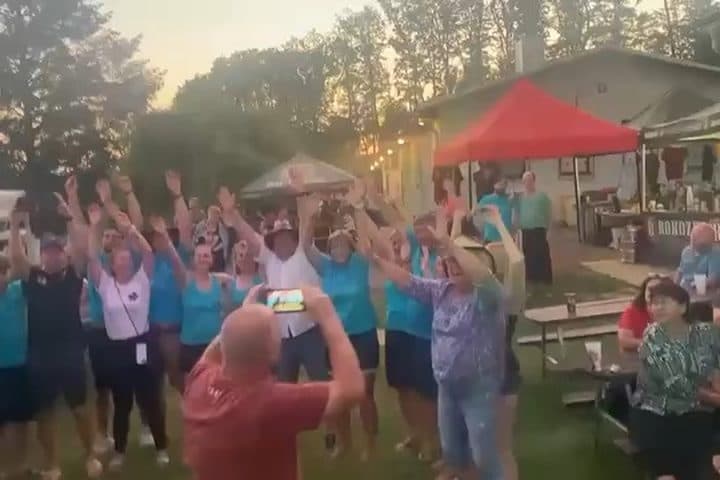 Jásající publikum při západu slunce
