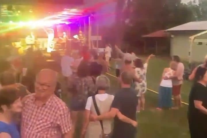Tančící publikum pod barevnými reflektory
